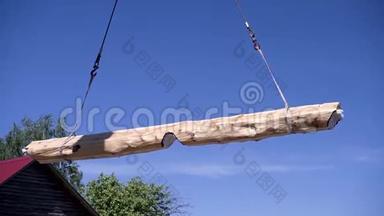 起重机在施工现场吊运木材.. 剪辑。 用吊车吊重梁施工过程.. 起重机